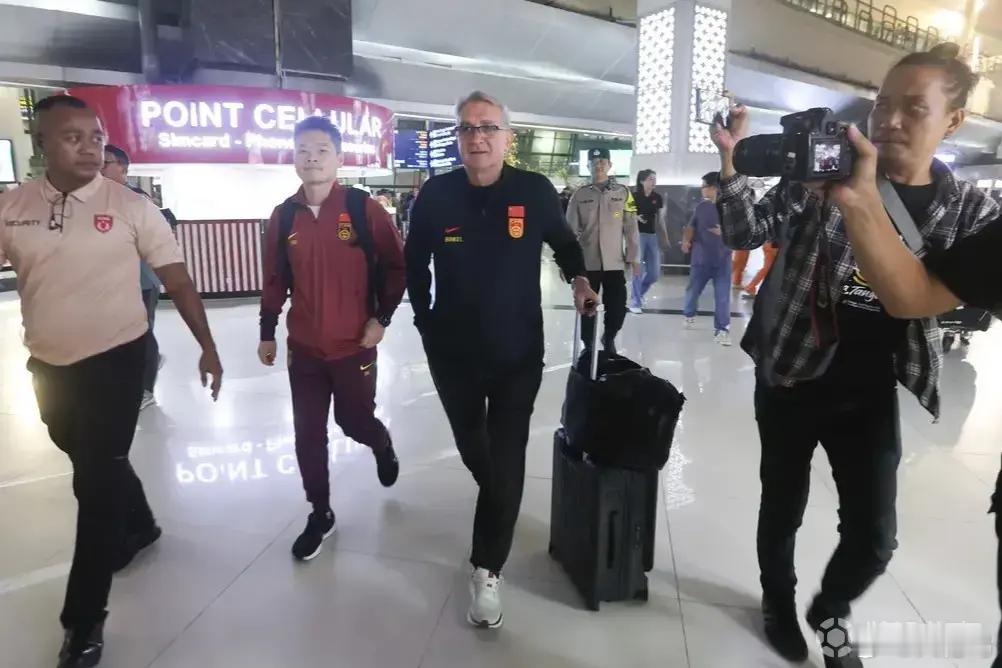 国足客战印尼主力框架已形成哈哈所谓的主力框架，就是王大雷、王上源、王钰栋大概率首