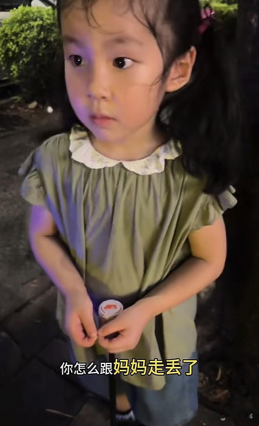 “这个小女孩太聪明了！”
近日广东，外卖员高先生刚取完餐，就被一个梳着俩小辫、四
