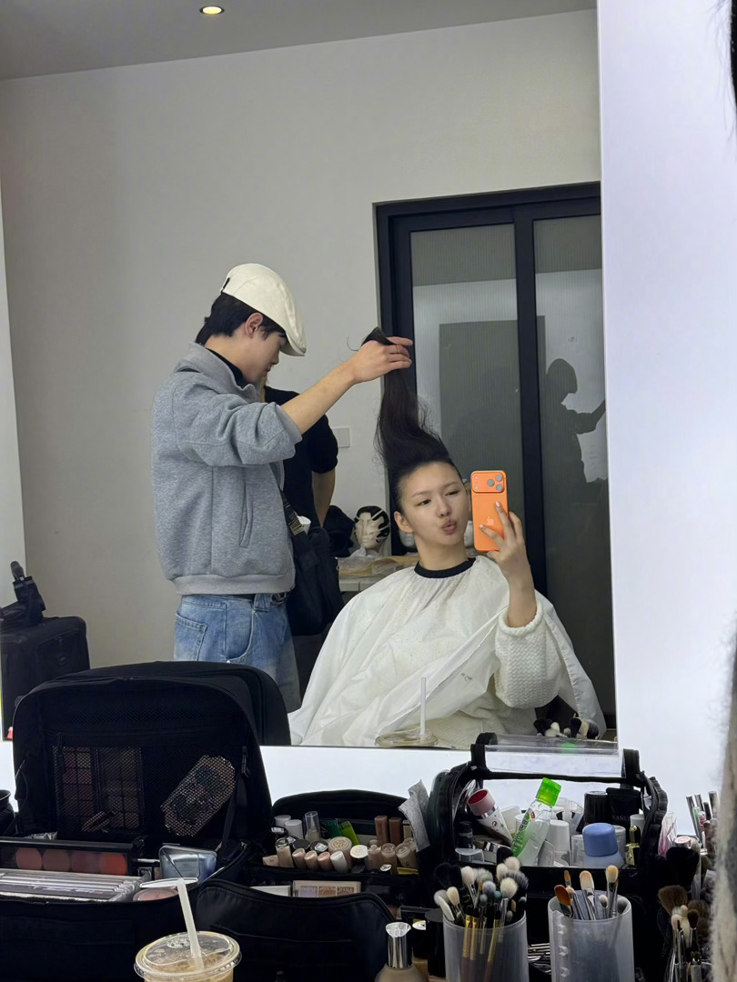 这届00后小花真的太拼了 翻到周子玄的片子愣了好几秒，这真的是新人？清冷感不是硬