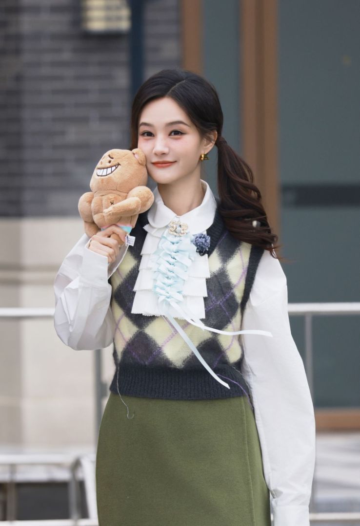 李一桐睡不醒雀斑妆  下次我也要试试桐姐这个睡不醒雀斑妆，看起来既俏皮又可爱，简
