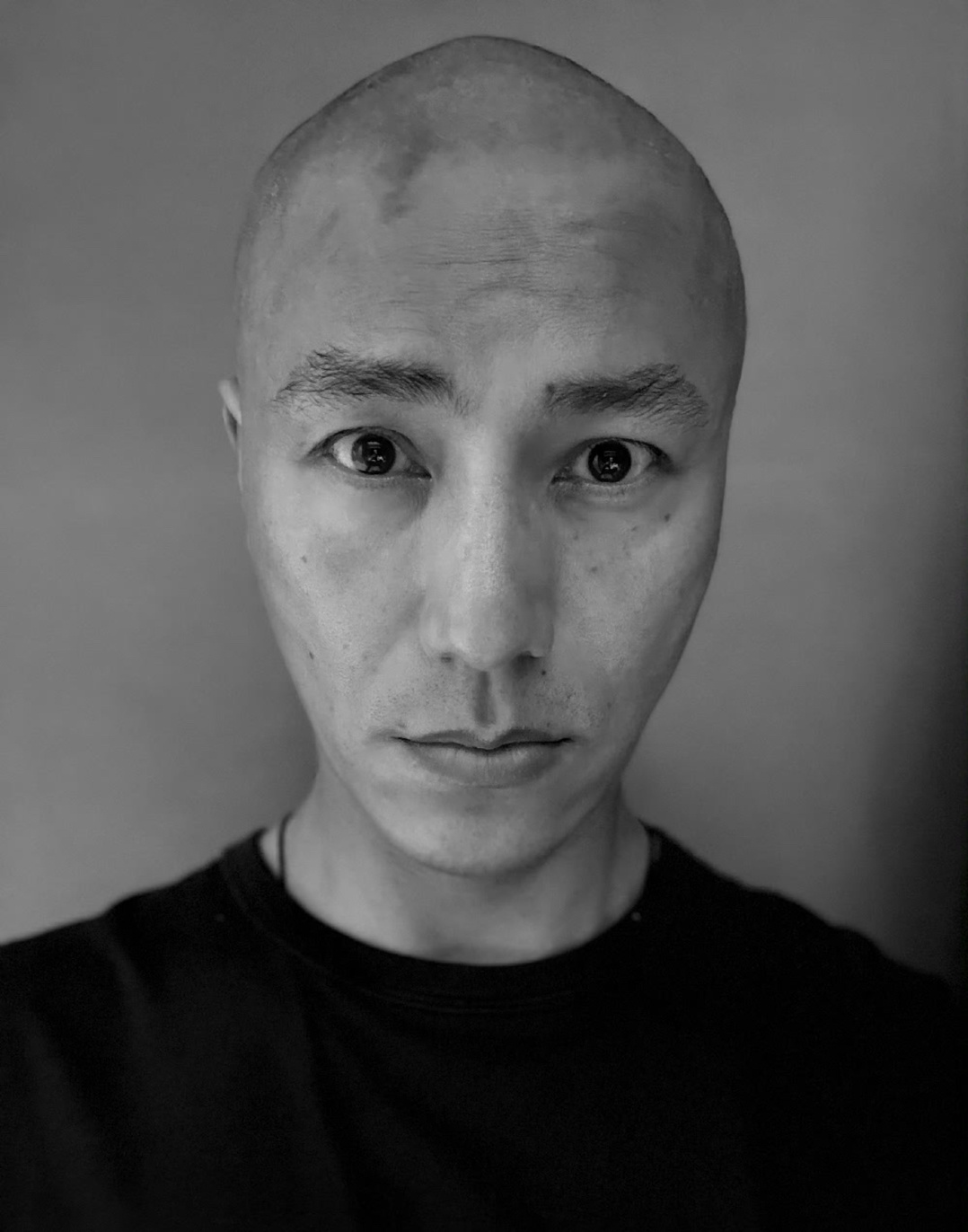 陈坤晒光头自拍照，这是什么造型，需要这么真实吗，有点害怕[笑cry] ​​​