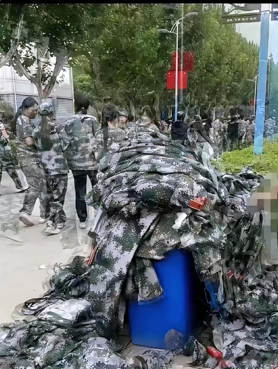 这姑娘现在估计没想到。

她怎么也不会想到，

自己捡军训服寄回老家，竟然被教官