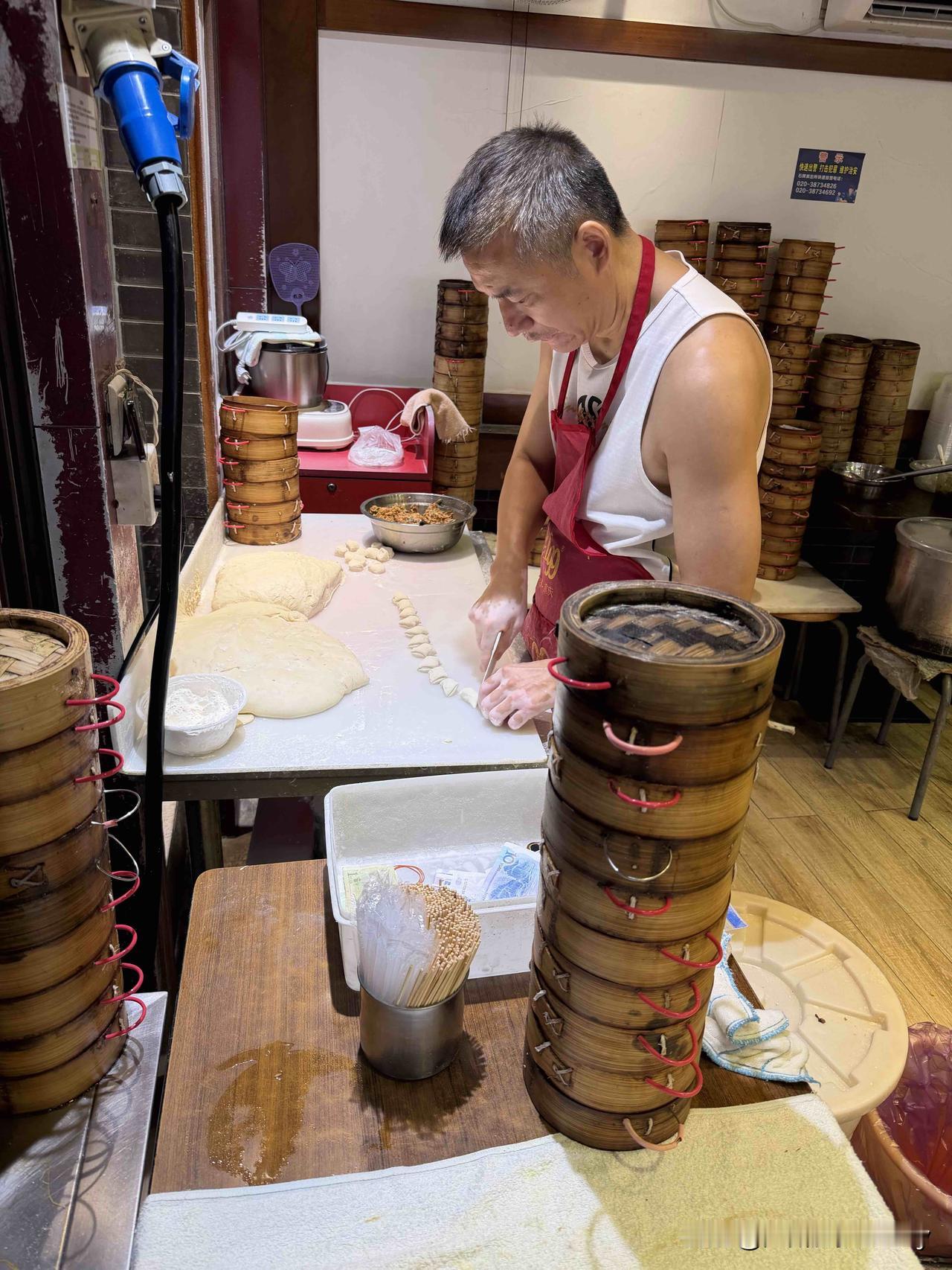 守一笼手工烟火，抵岁月速食洪流。当下预制美食随处可见，流水线的速食填满了市井街巷