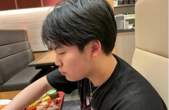 松岛辉空还真是个孩子，世界杯赚了5万美金，没想到回到日本后，他做的第一件事竟是带