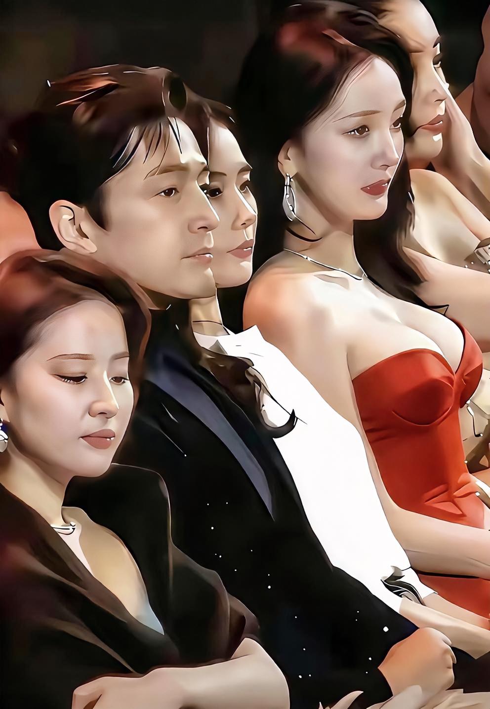 台上还在逢场作戏，到了台下演都不演了，看不上就是看不上。

不愧是演员，坐在一起