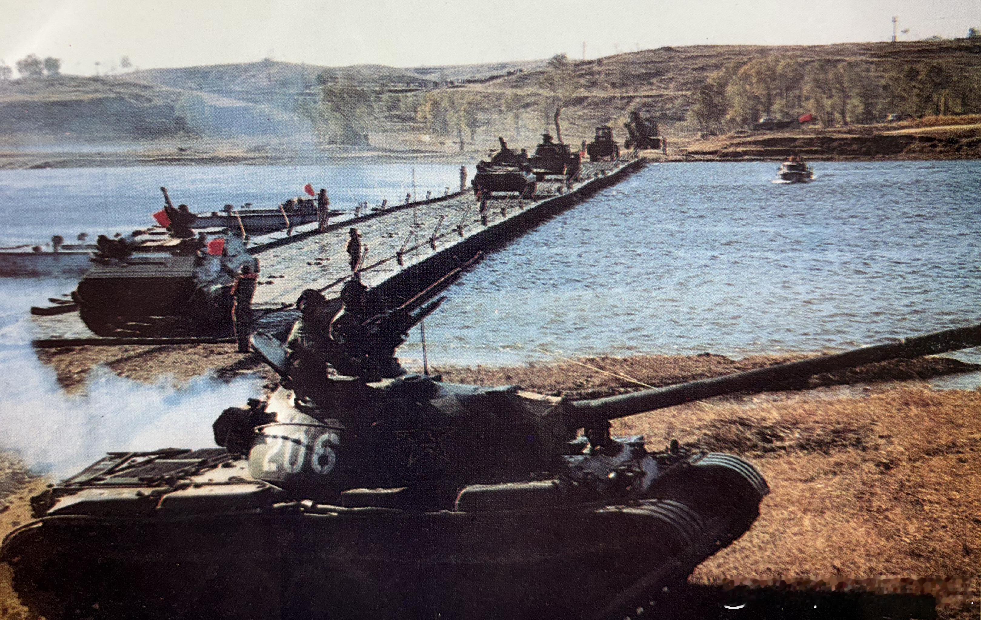 79式带式舟桥在华北某地参加战役演练军事历史全触达