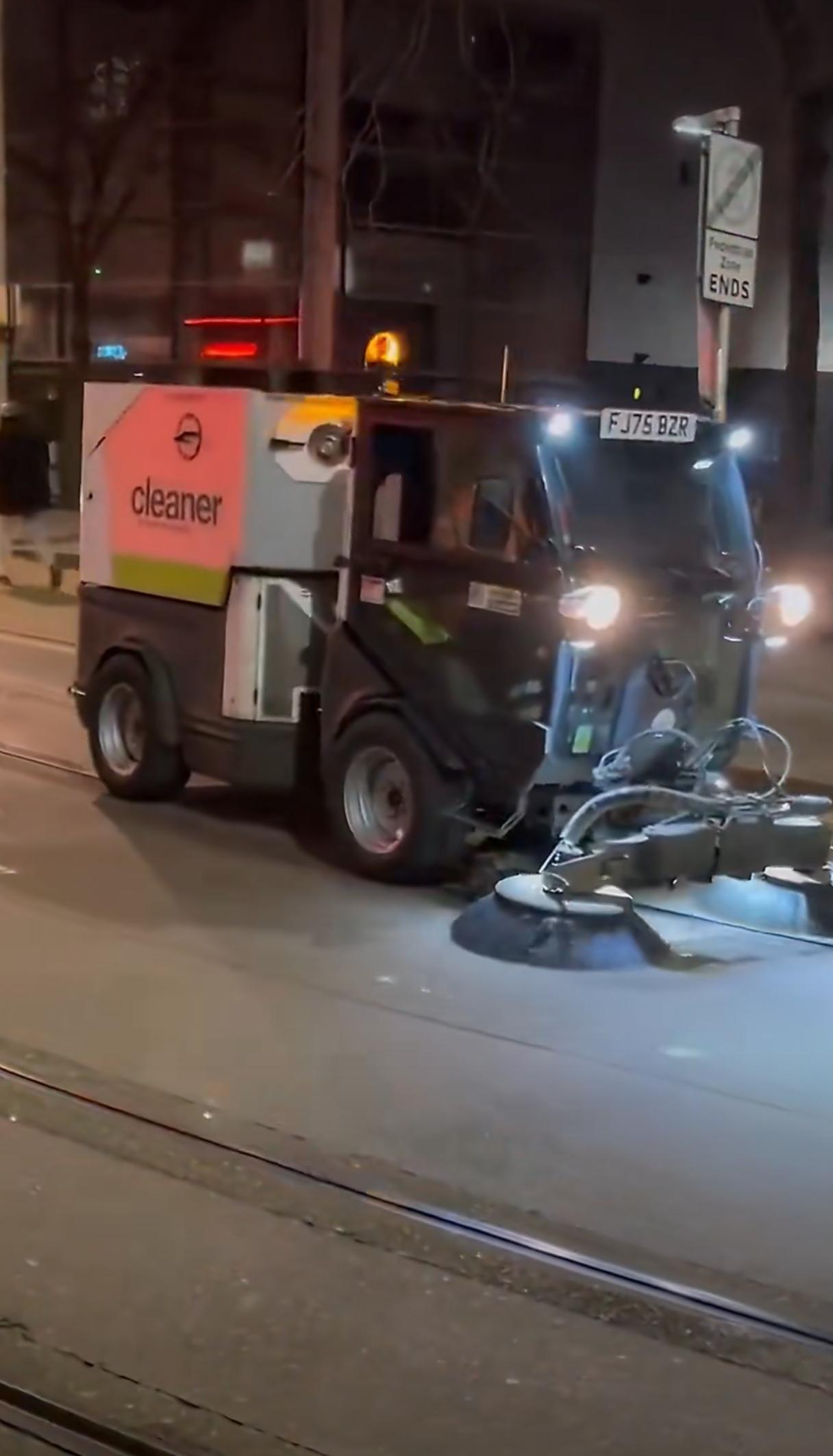 有网友分享了一段英国街头清扫车工作的视频，背景是诺丁汉的victoria st 