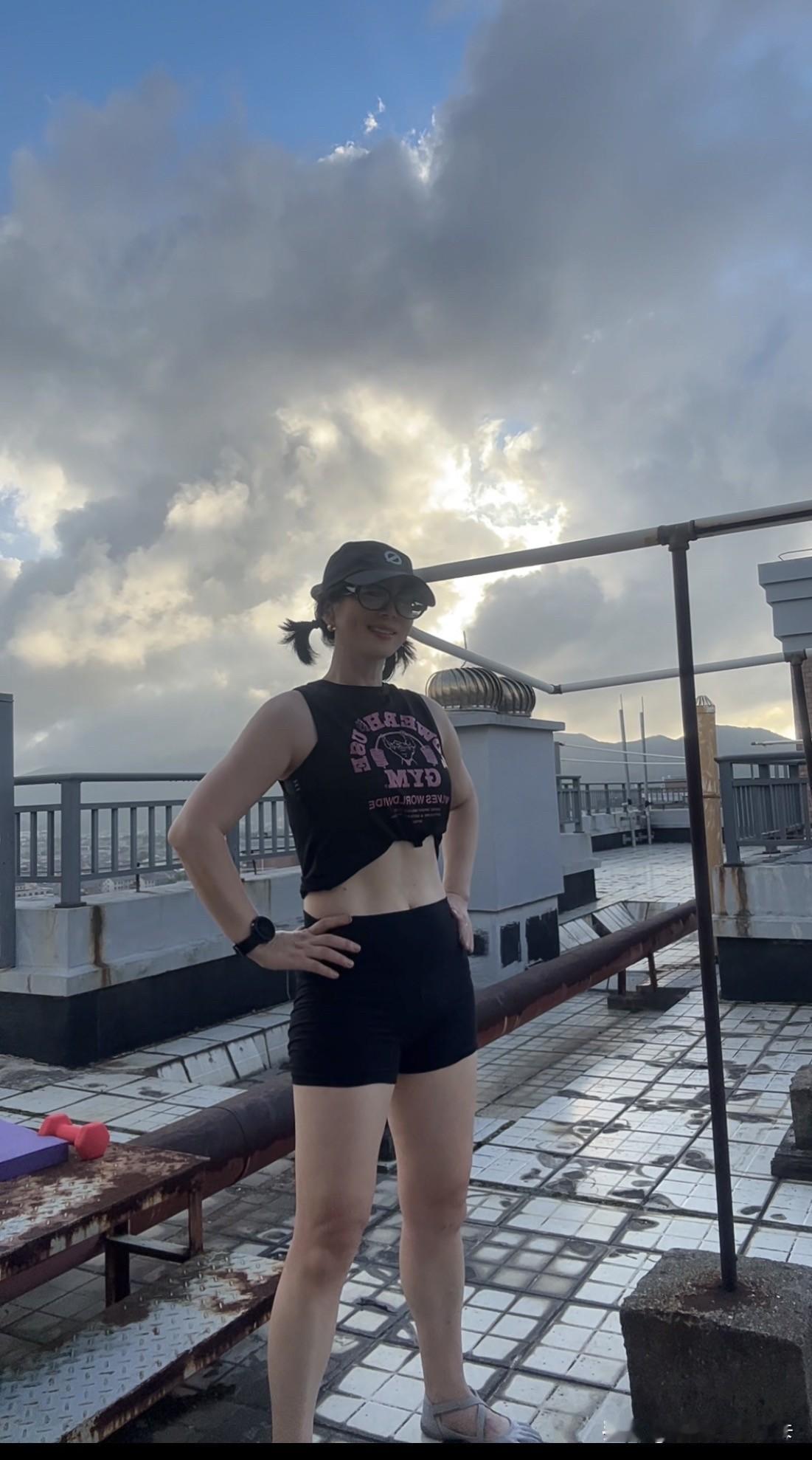 虽说8年前的体重是108斤，8年健身后体重还是108斤～
至少我没一顿饿过自己，