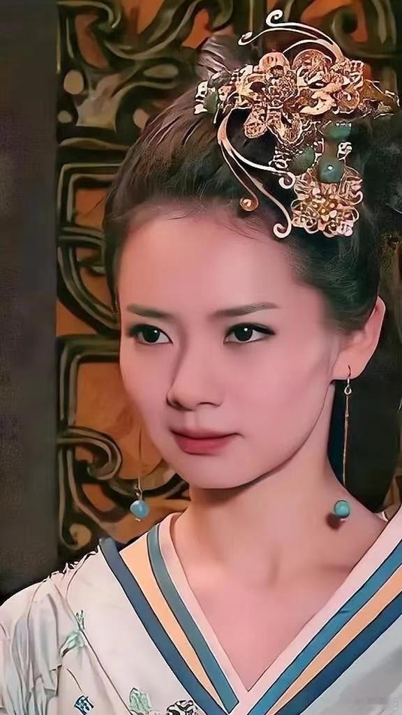 #戚薇古装# 这美的不可方物，仿佛就是一幅画卷，好想要看戚薇的新的古装造型呀，等
