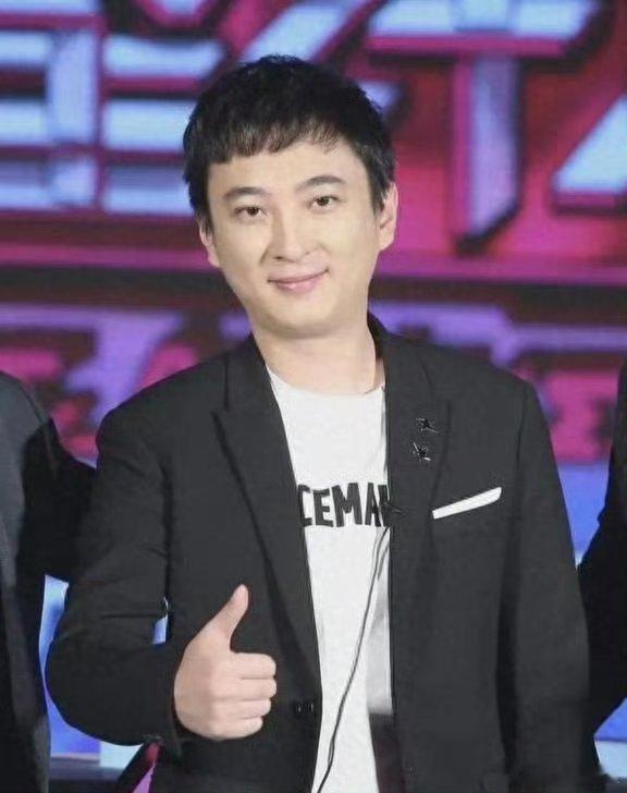 #黄一鸣自曝收到男网友求爱私信#和#王思聪# 有一腿还有“抚养费”价值不菲不难理