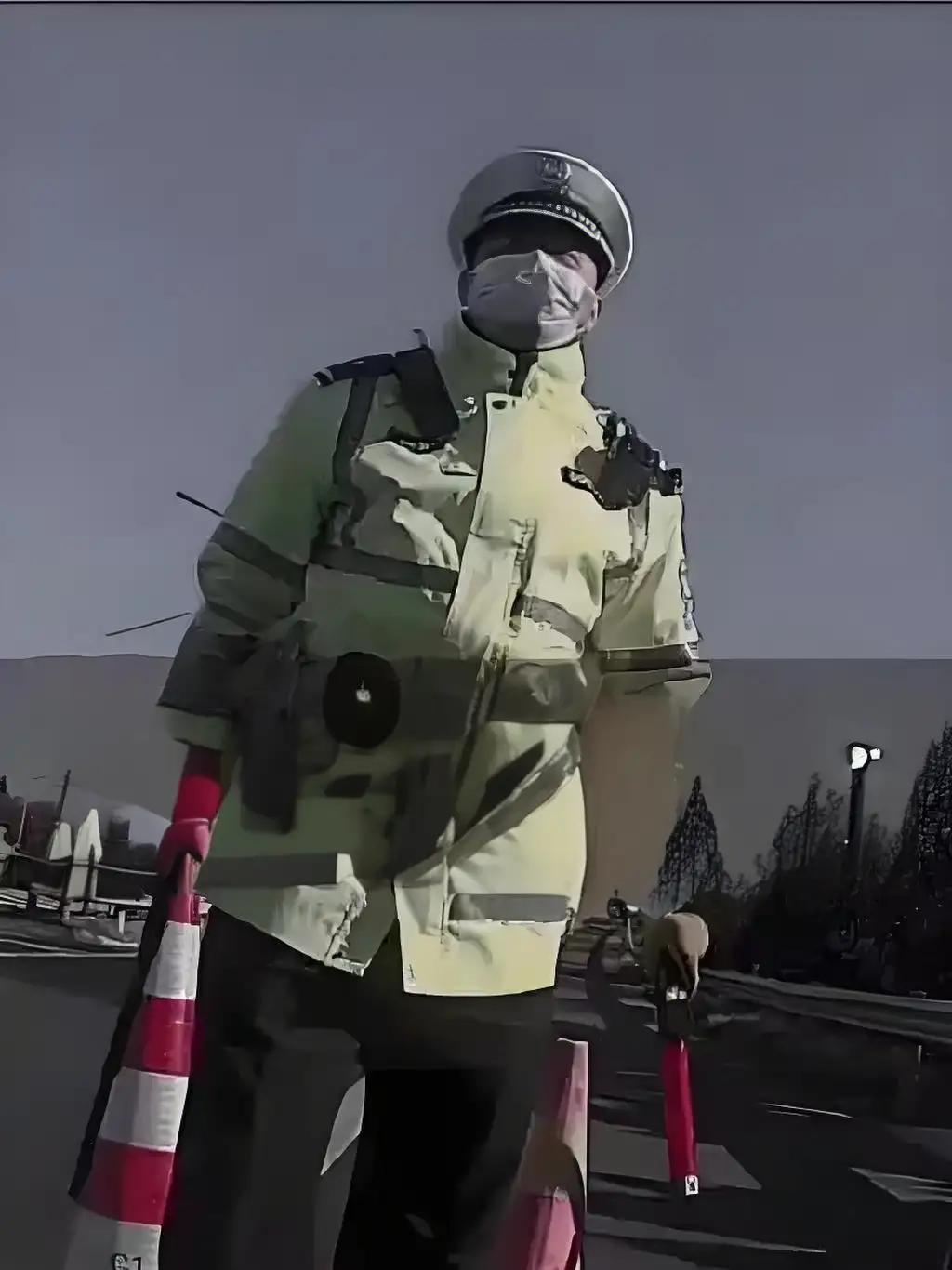 一夜之间，这位拦车的交警火了，看哭很多人。

一夜之间，这位拦车的交警火了，看哭