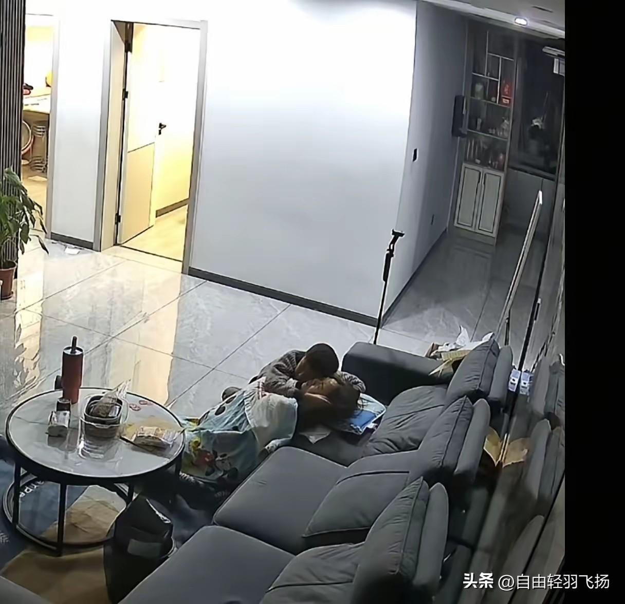 看哭了！3月18日晚，湖北单亲妈妈辅导儿子写作文，急火攻心晕了过去。五十多分钟里