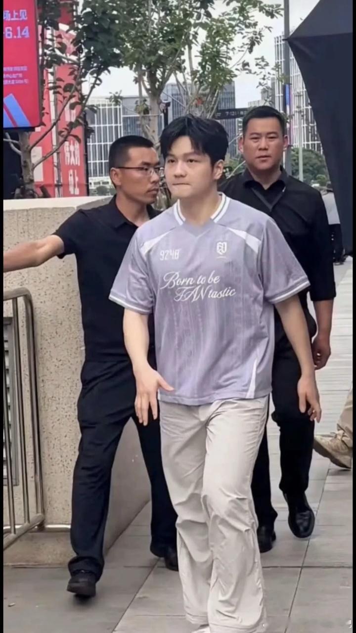 樊振东抿嘴就是打招呼了