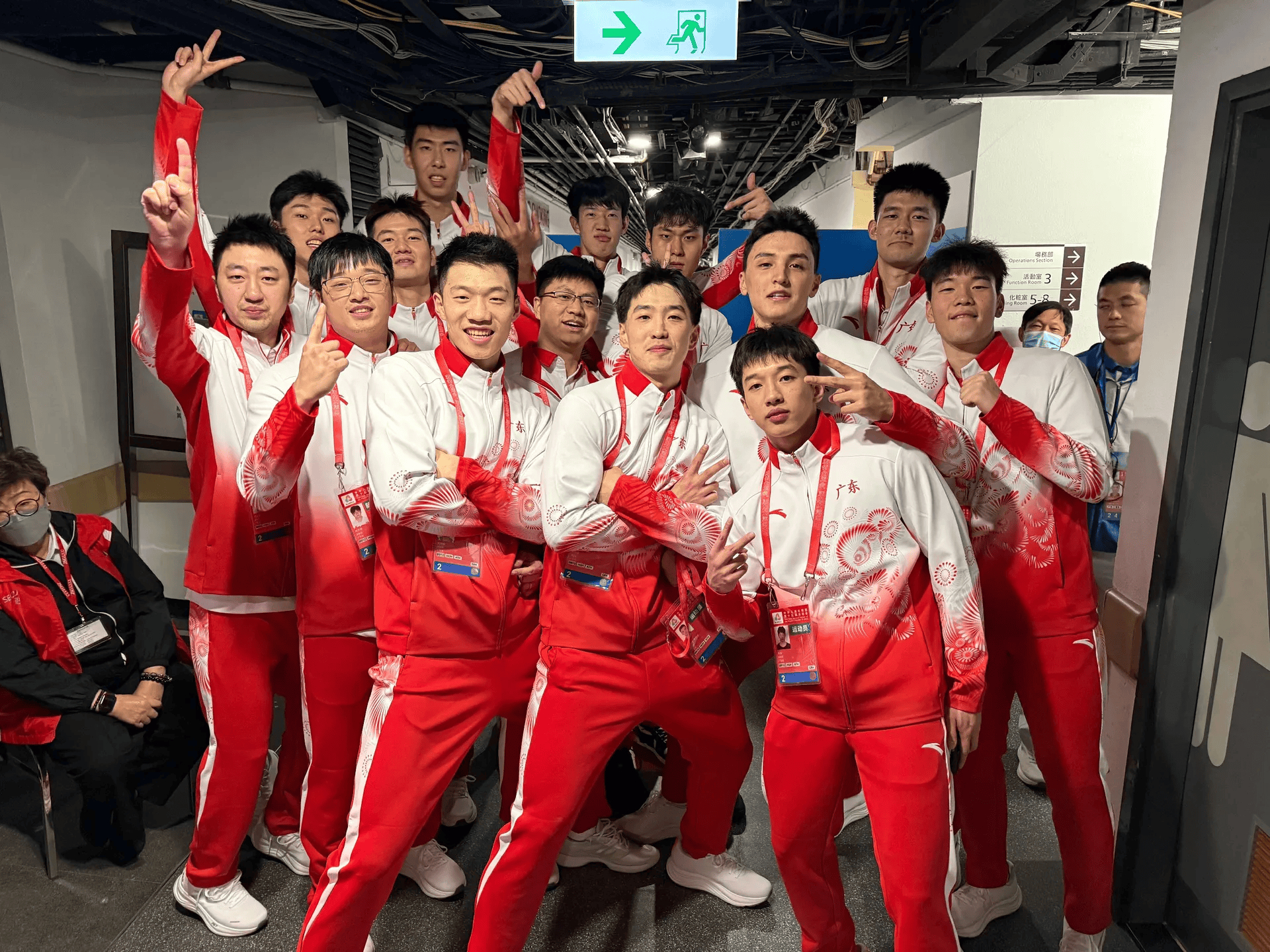 国家二级篮球裁判，广东省一级篮球裁判佟佳俊的全运颁奖留念。