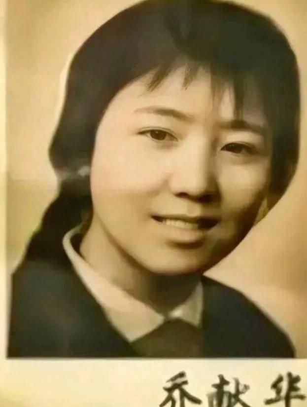 1972年，泥瓦匠张复生娶了城里的女知青，晚上睡觉他发现妻子的腰变粗了。他以为妻