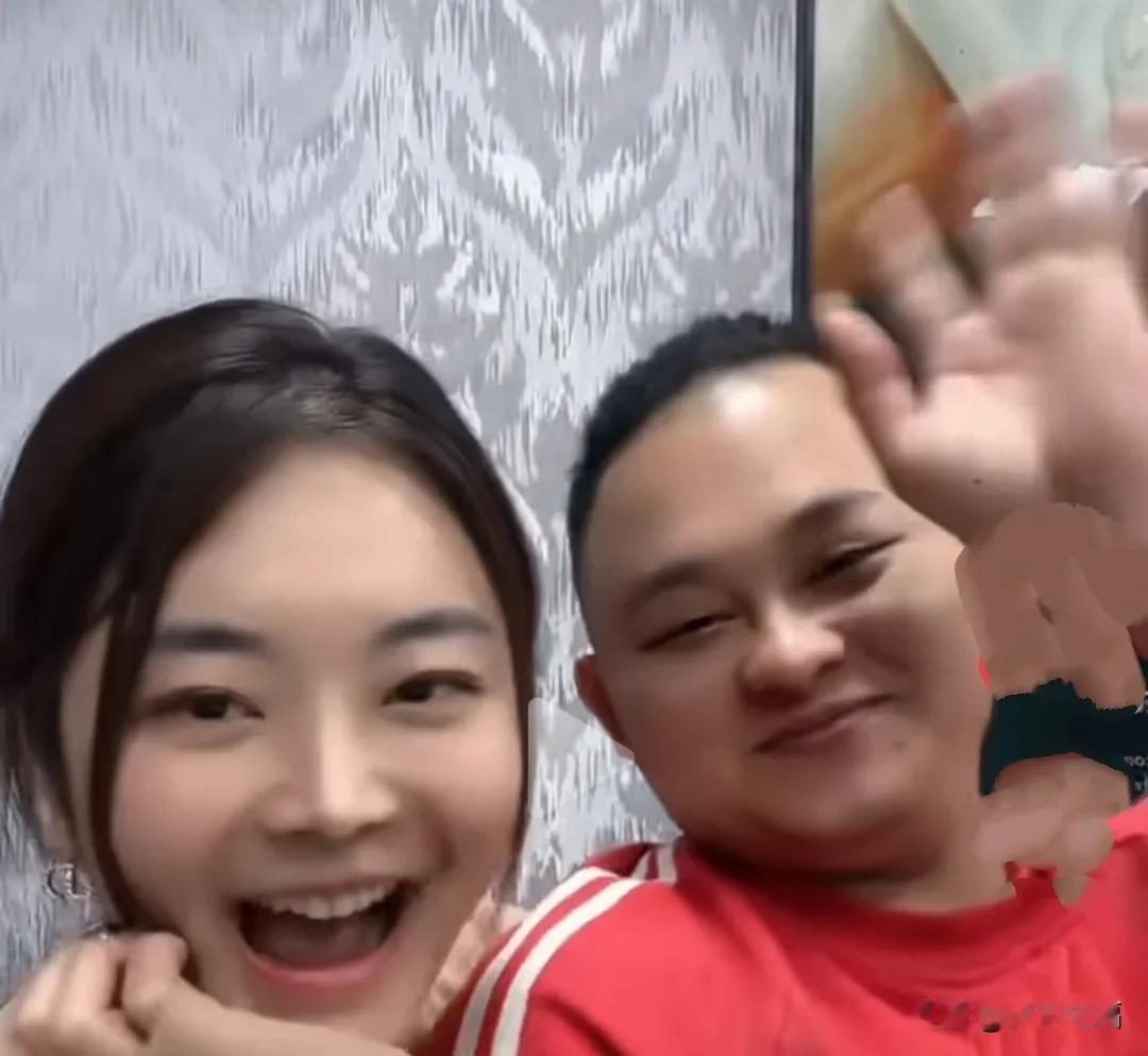 广州劳斯莱斯女车主夫妇好有夫妻相，心地善良，感觉好有福气。她老公在直播间调侃道: