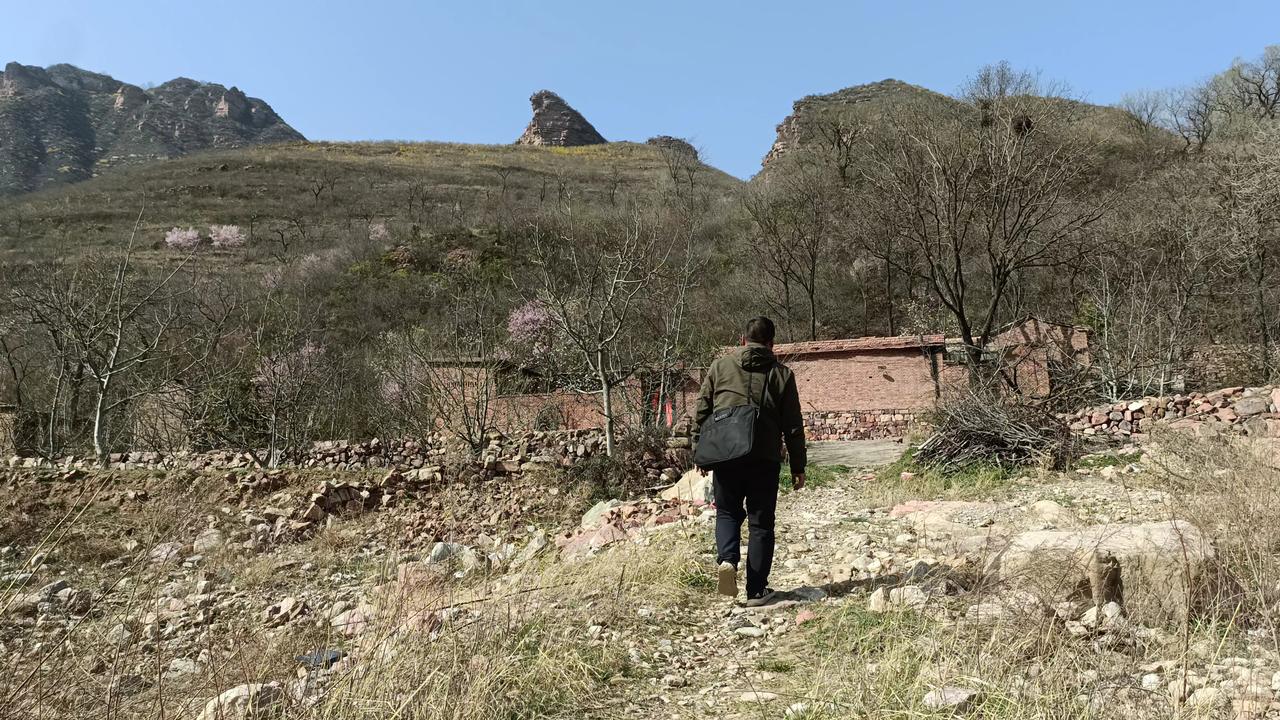 这里是山西晋中市左权县麻田镇的北坡根村。村前，一条河流四季潺潺流淌。步入村中，三