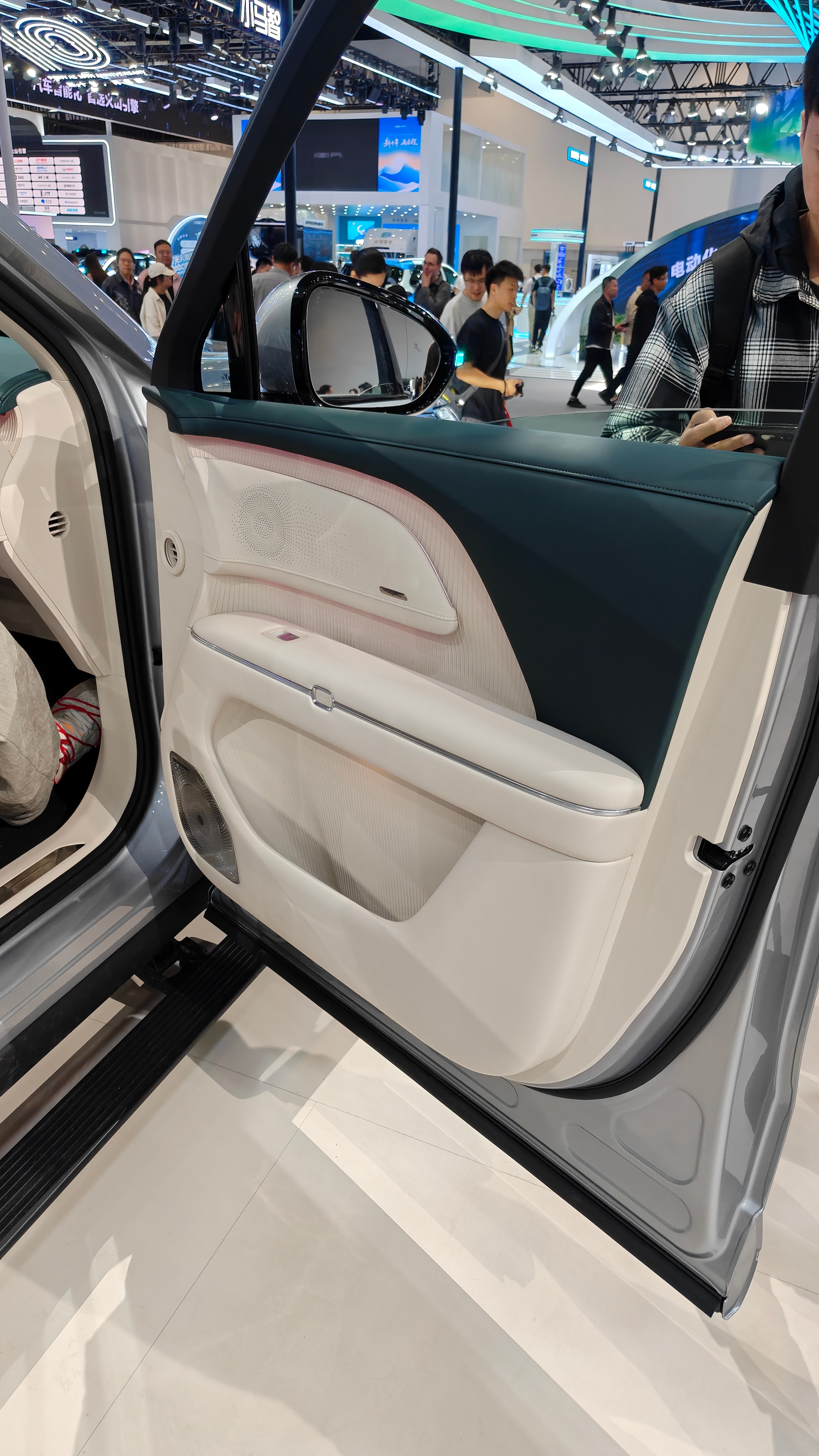 做个调研，大家喜欢岚图X8这个绿白搭配么？总感觉在哪里似曾相识，我反正挺喜欢，准