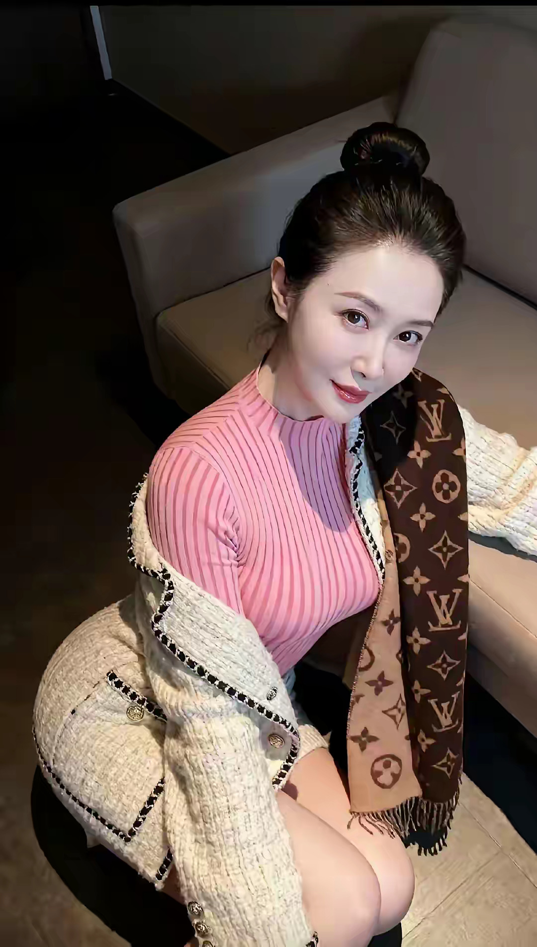 请用“一个成语”形容她？