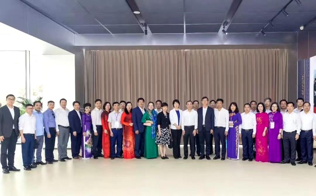 越南司局级干部到雄安新区，深入了解这座“未来之城”的建设进展与发展理念。 ​​​