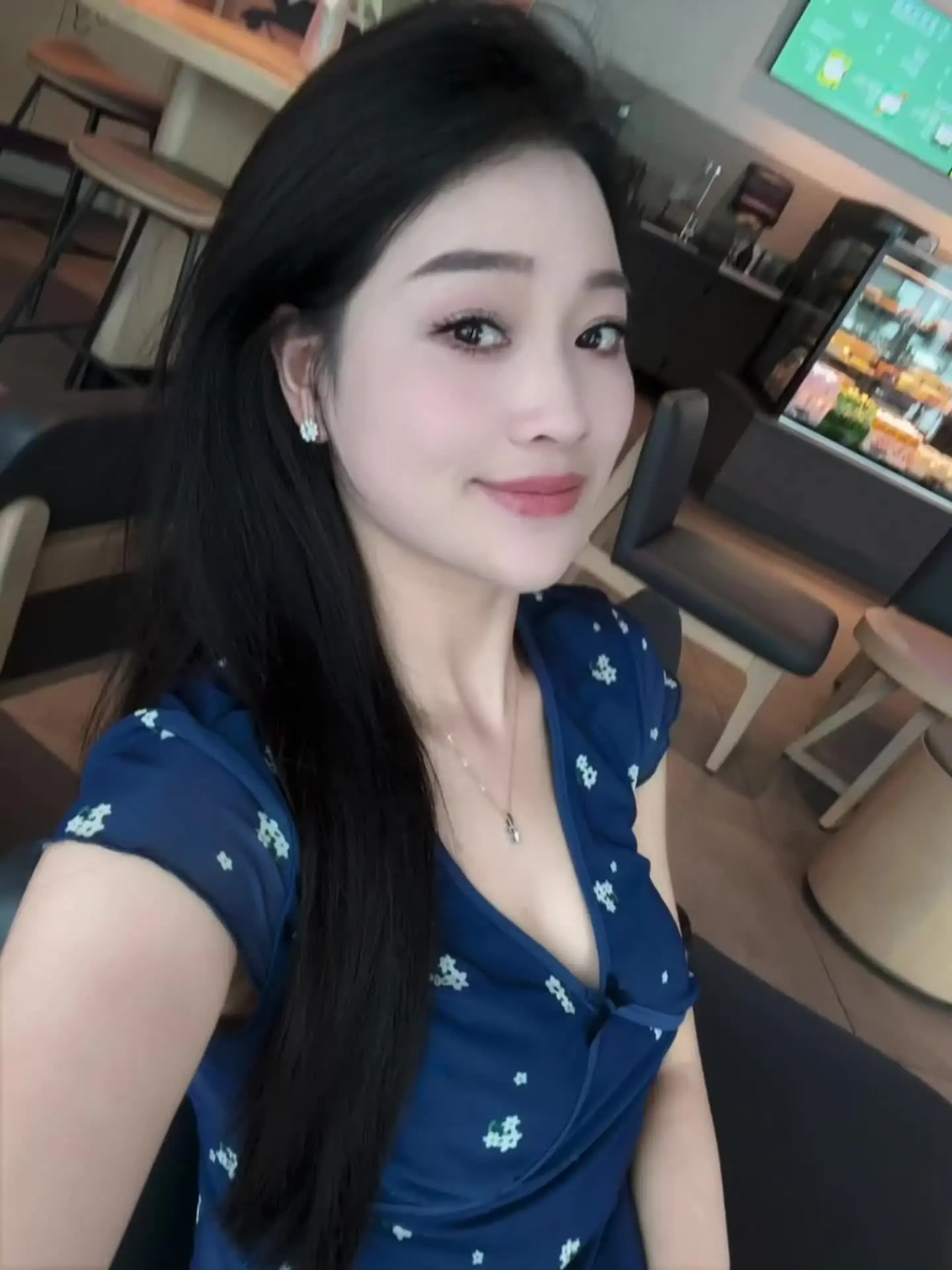 以前累了只会偷偷流泪，现在累了只想咖啡来配。