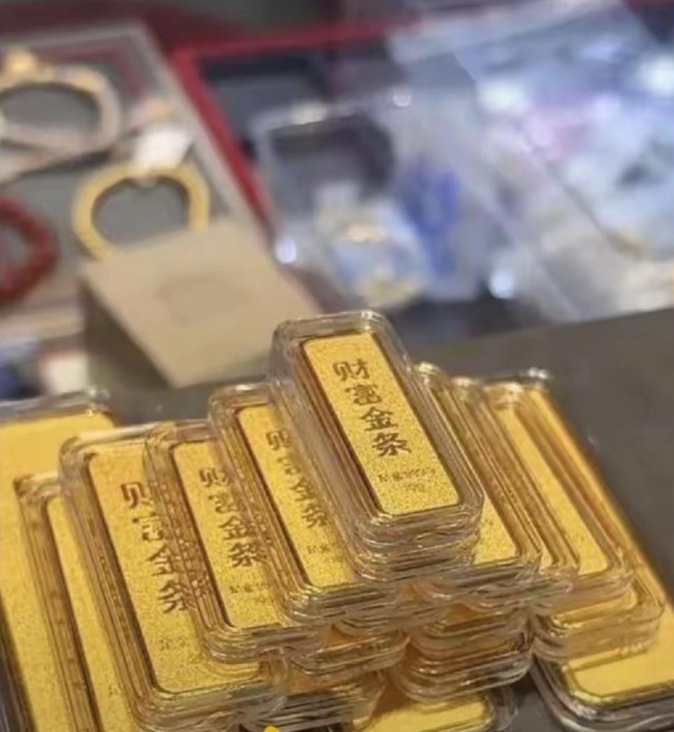 黄金现在天天喋喋不休
奇怪的是，很多人不但不卖了，反而想进去抄底，认为现在的价格