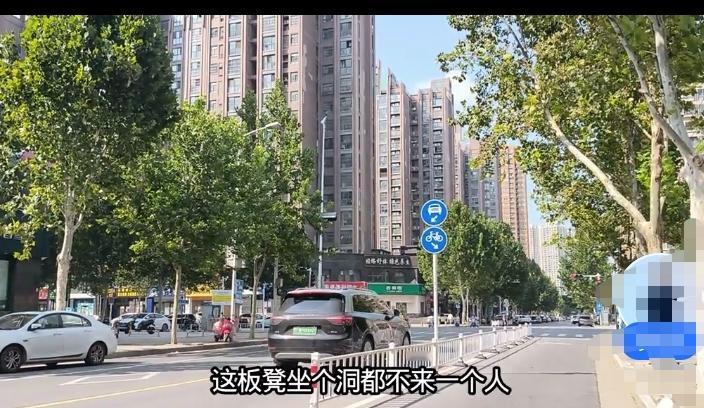 楼下的菜鸟驿站又换老板了，这个已经是第三个老板，平时跟他们聊天都说生意挺好！让人