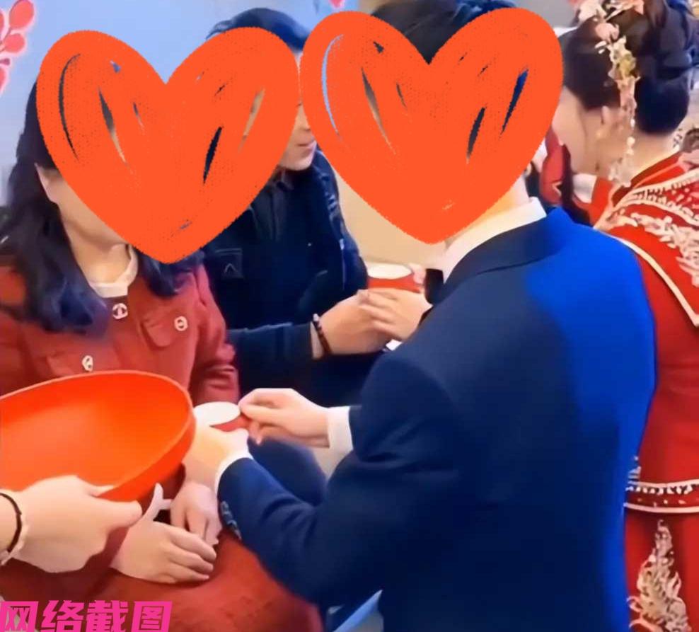 有新人结婚仪式上，新郎跪着给丈母娘敬茶可丈母娘没给面，推回几次，这下把新郎惹恼，