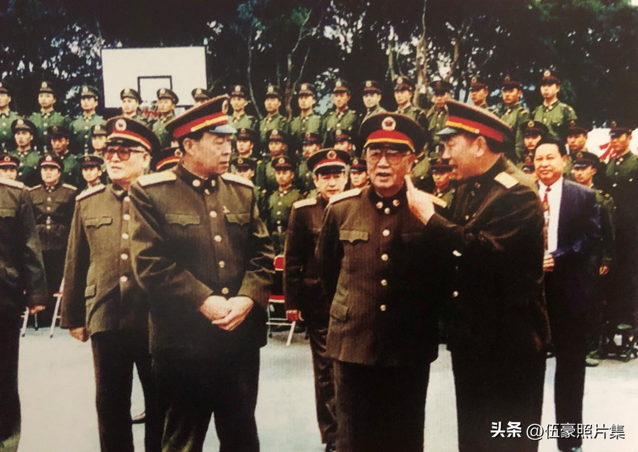 1994年2月，中央政治局常委、军委副主席刘华清（前中）视察第31集团军，与军直