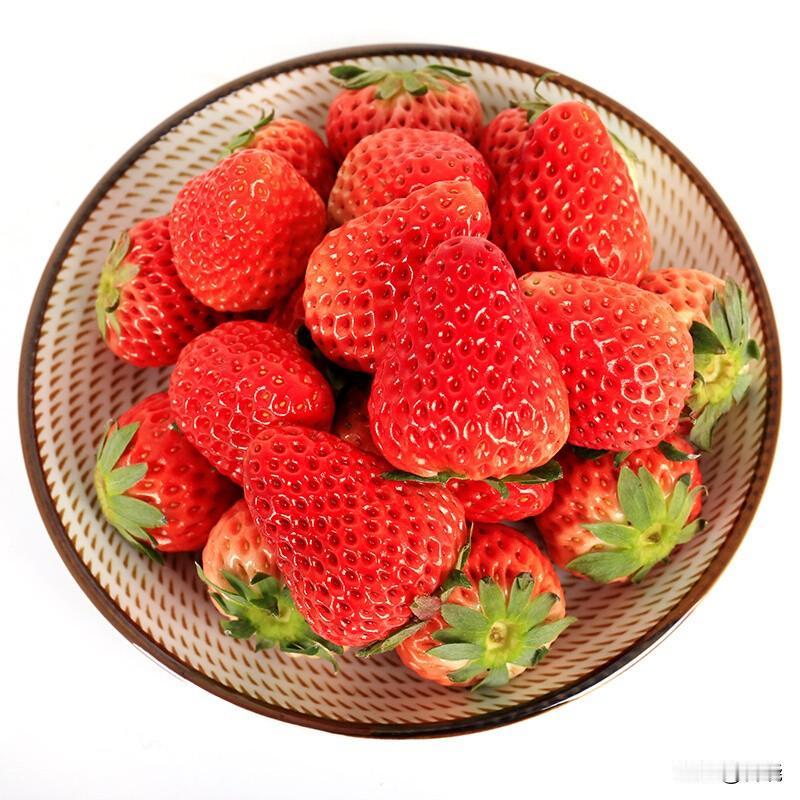 用盐和面粉洗都行。盐能消毒杀菌，面粉可以吸走草莓表面的灰尘。
大棚里生长的草莓表