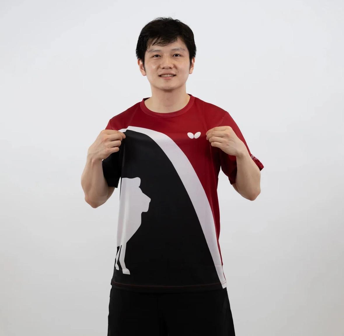 樊振东展示杜塞尔多夫的新队服，球迷服和围巾🧣——樊振东很开心有喜感！
模特樊振
