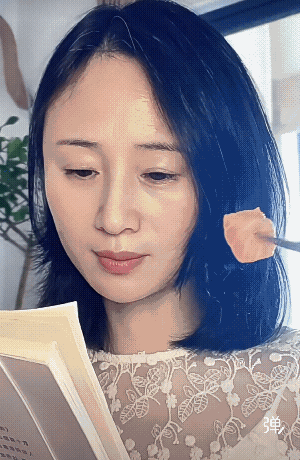 表演细腻深情专一，尤其是那眼神真好，看不出破绽，我以为是夫妻之间闹情系![赞]