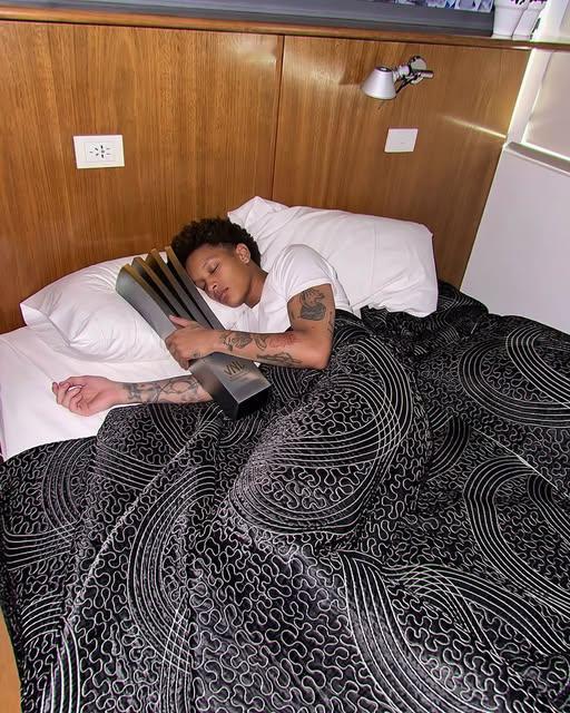 【瓦尔加斯抱着奖杯睡大觉~】
2026世界女排联赛总决赛土耳其3:1巴西夺冠
瓦