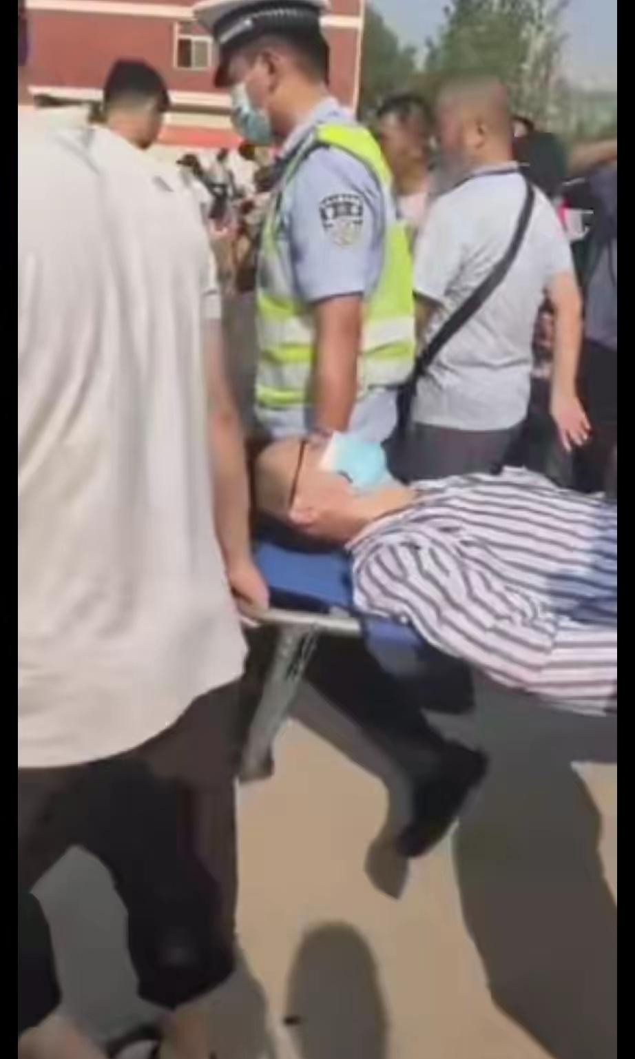 抬着担架进考场的考生，急性阑尾炎，手术才两天，躺在担架上也要参加高考，否则12年