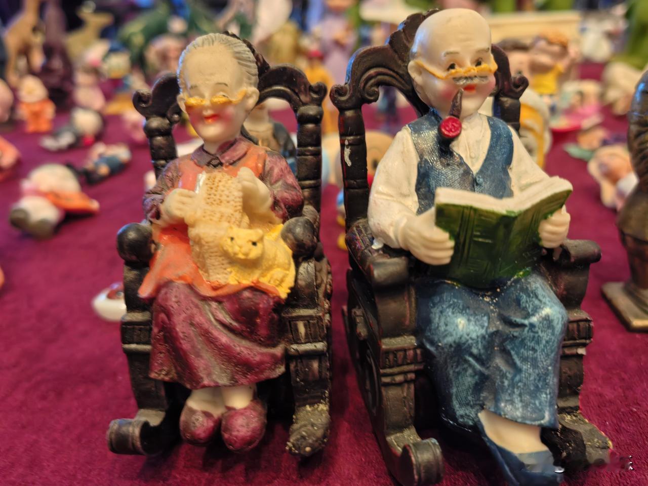 到老了就可以这样晒着太阳撸着猫，
和老伴一起慢慢变老了。