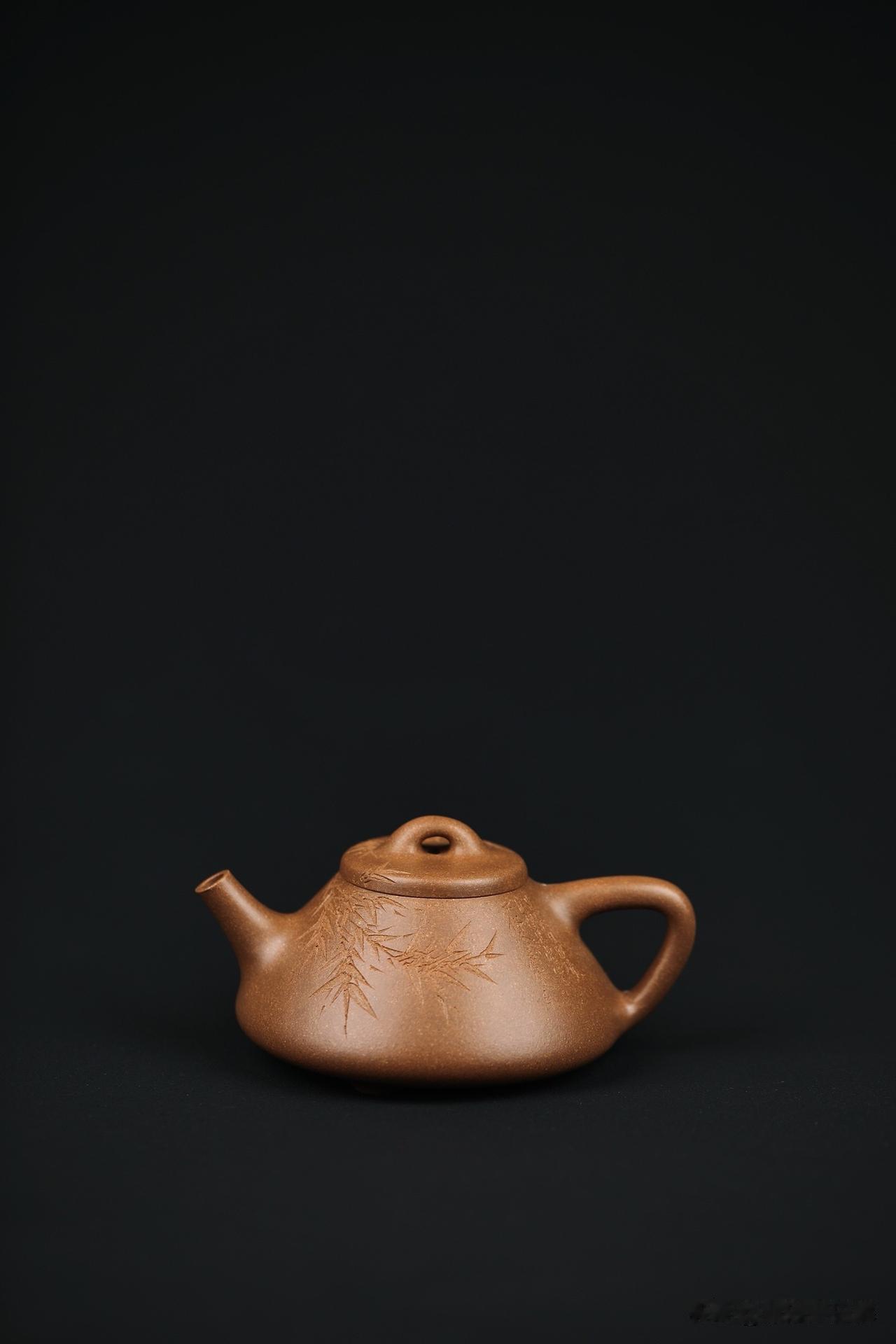 摸了十几年壶，我挑壶从来不看泥料名字，只看一个字
说来惭愧，那把壶跟了我三年，是