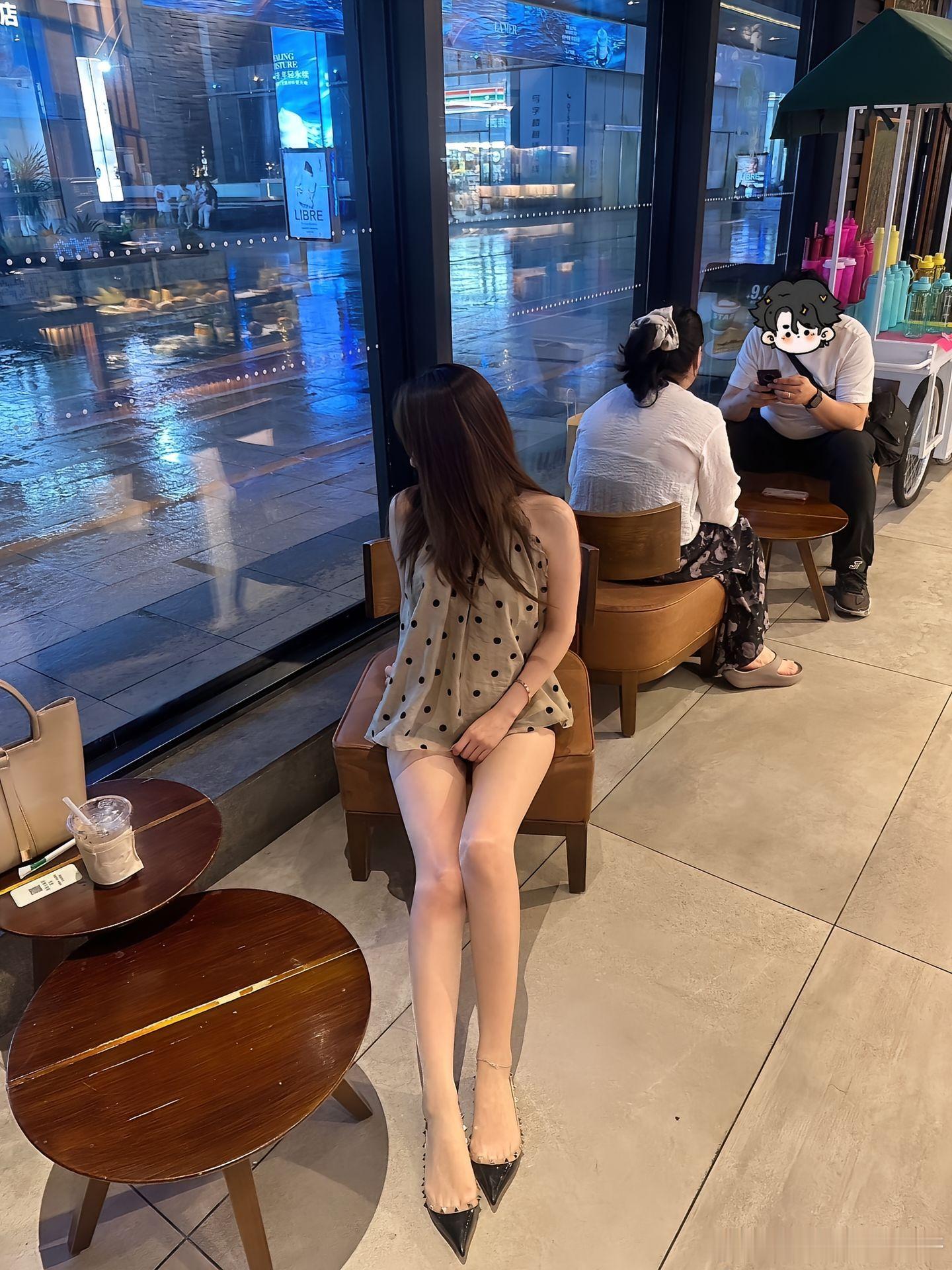 浅口平底鞋微露趾缝是谁设计的？也太好看了吧～ ​​​