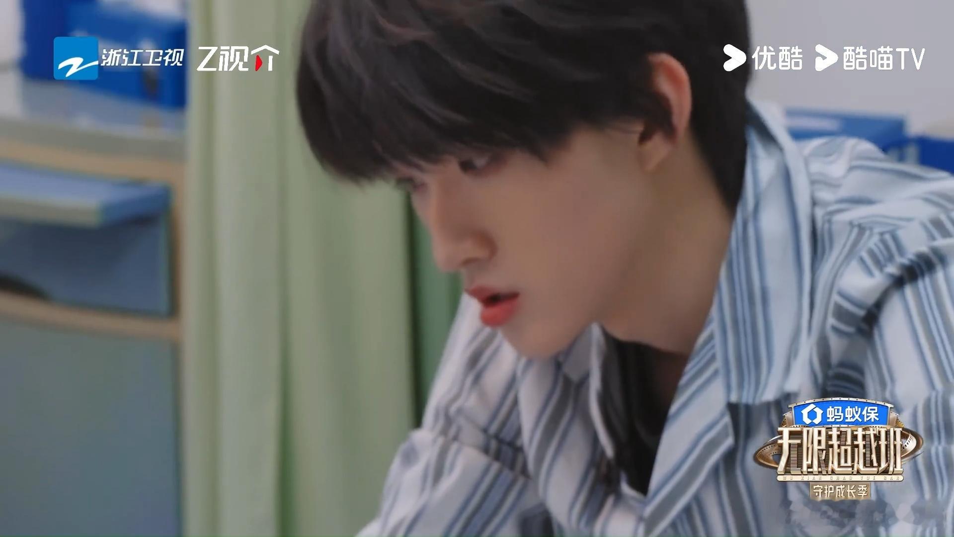 黄朔独脚戏黄朔不敢和吴镇宇对戏没想到黄朔这么拼，为贴近角色全程单脚演戏，摔倒后仍