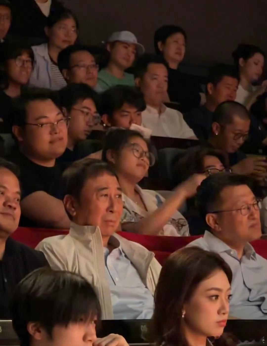 现身中戏期末汇演，和蔼随和满满前辈风范，现场悉心观摩学子表演，言传身教传递艺术初