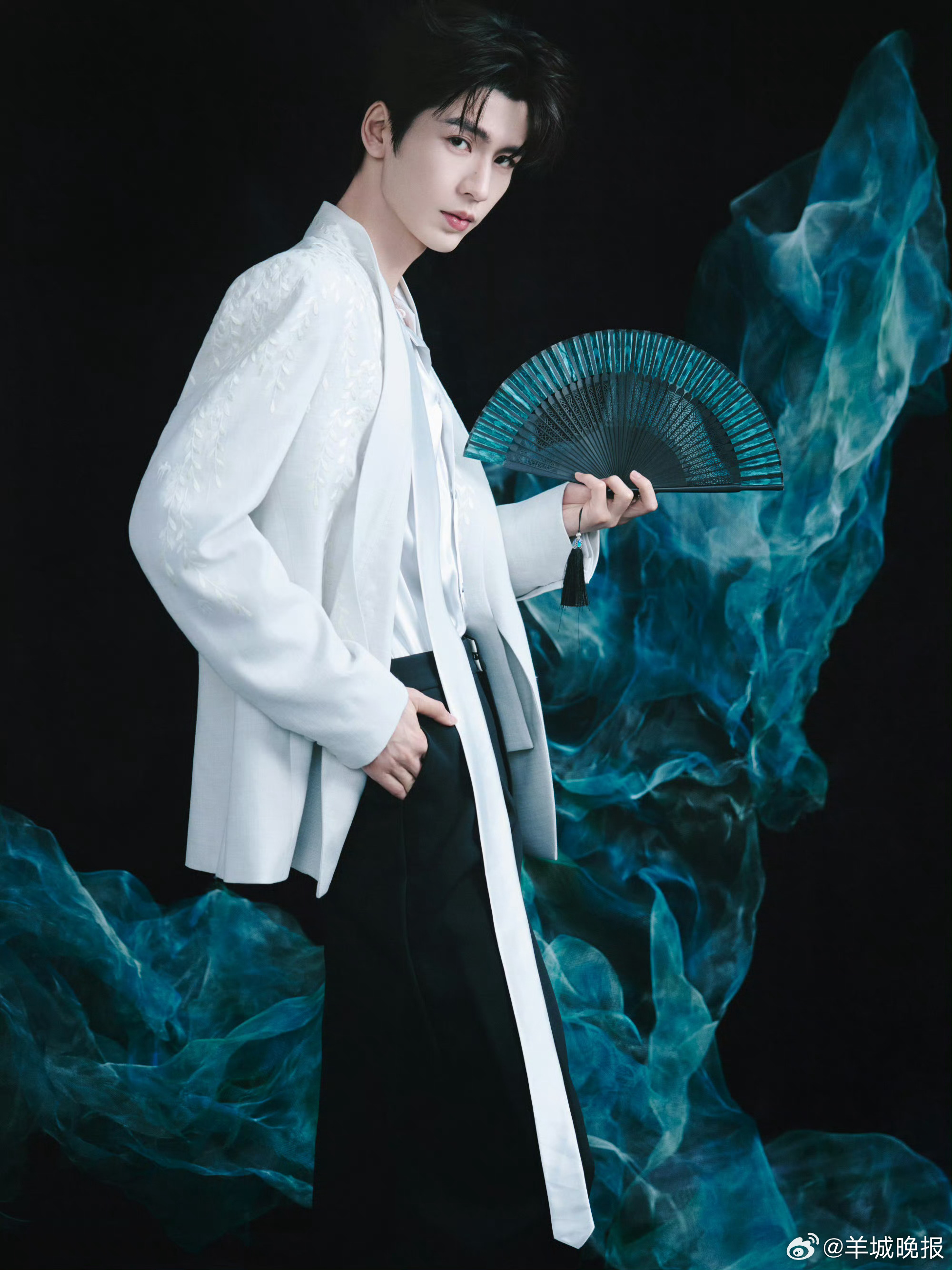 【分享男明星的新中式穿搭】传统韵味与现代简约相融，一袭穿搭勾勒出温润风骨，于雅致