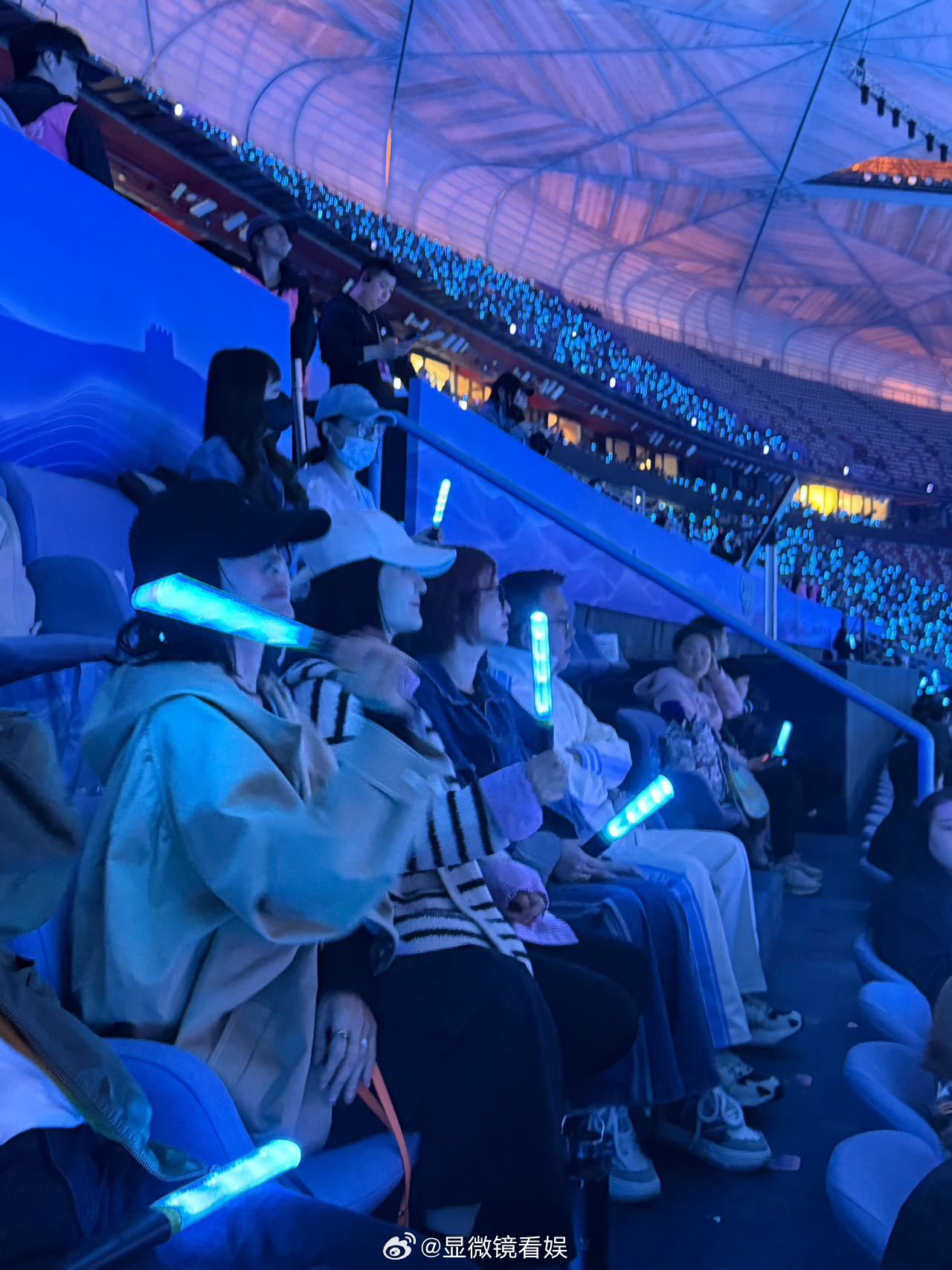 谢娜和奥运健儿看张杰演唱会 谁能拒绝这么欢乐的现场！谢娜与击剑奥运冠军孙一文、体