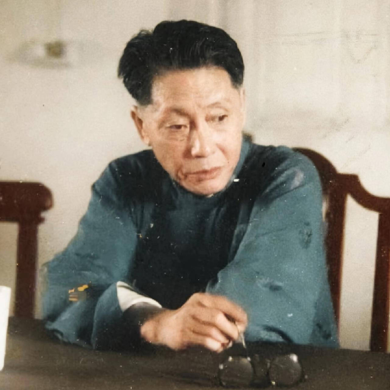 这个低头思考的人，就是钱学森的岳父蒋百里将军，镜头中的他穿着一件长袍，看起来非常