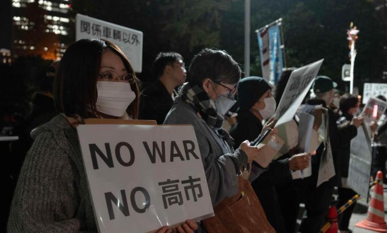 日本自卫队员持刀擅闯中国使馆的事件，直到现在也没有平息，反而还越闹越大。同日本政