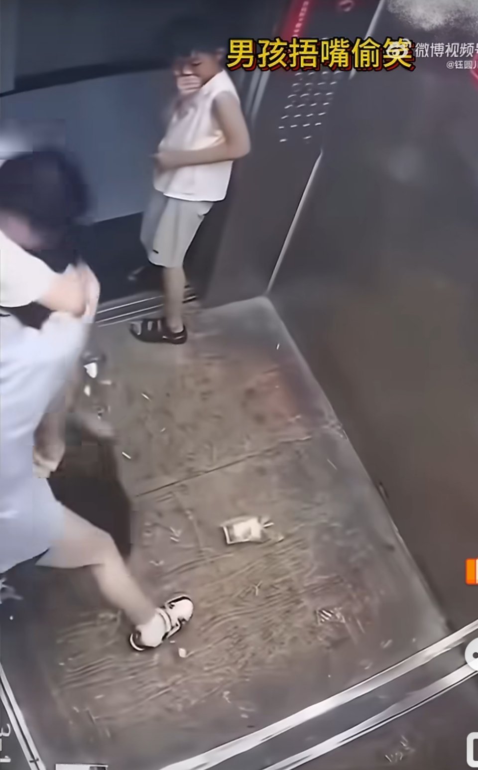 母亲与别人互殴孩子在一边偷笑我这几天在我舅伯家，见了很多亲戚和亲戚的亲戚以及亲戚