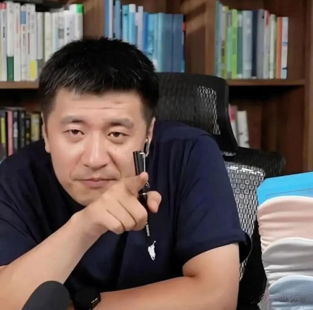 多年前
刚上大学不久的表哥，看了张雪峰直播
跟我说，这人真没啥水平，瞎说，后来