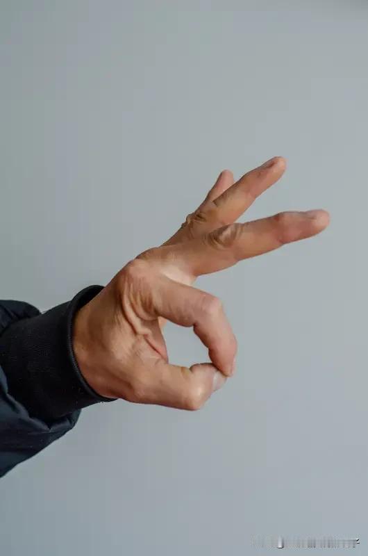 “好女人不逞强，好男人懂退让”，这话挺在理。在感情里，谁都有犯错的时候，要是一味