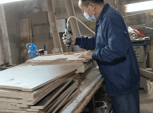 冬日生活打卡季11月13日，我一个人做样品的地方好热闹，车间耒了三个人干活。