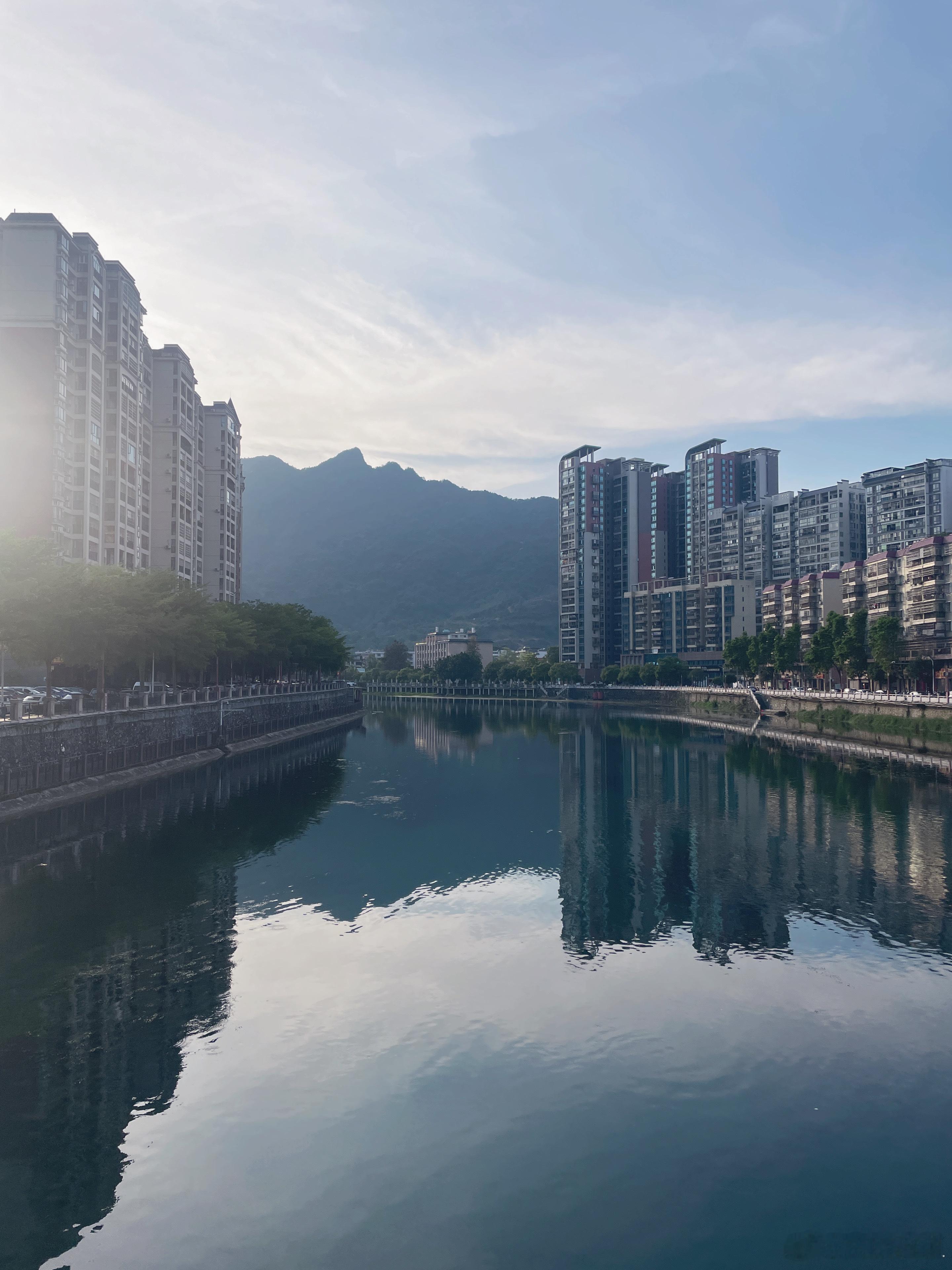 2023-2024年，由于算力卡位，讯飞只有1万张910B国产算力卡，还得拿出3