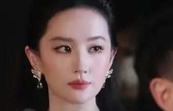 人群里一眼认出二十年老粉，刘亦菲两次主动上前握手道谢。

6 月 17 日 W 