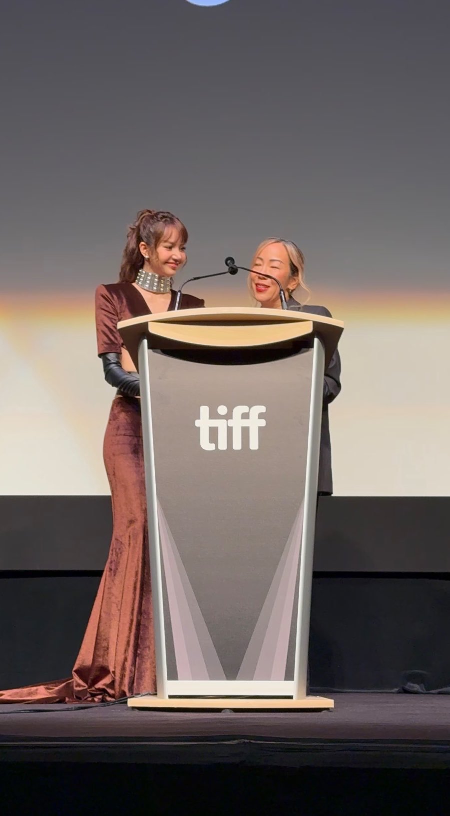 Lisa和她的首部个人纪录片导演Sue Kim在多伦多国际电影节上发言🎤女性之